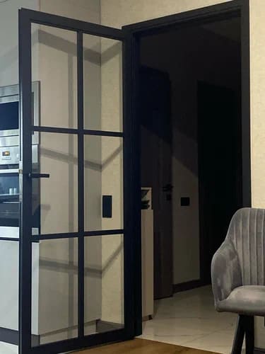 Установленная межкомнатная дверь 2